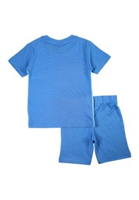 Ensemble composé d'un t-shirt bleu en coton à manches courtes et d'un short assorti. Le t-shirt présente un col rond ; le short est doté d'une taille élastique.