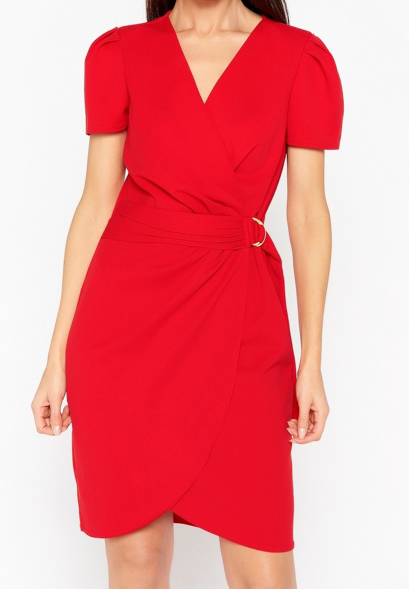 Rotes Wickelkleid mit kurzen Puffärmeln, V-Ausschnitt, seitlichem Gürtel mit goldfarbenem Ringdetail, glattem Stoff und knielangem Saum.
