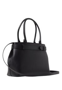 Borsa a tracolla nera in pelle con doppio manico, forma strutturata e texture liscia. Presenta un fondo piatto e accenti di design minimalisti.