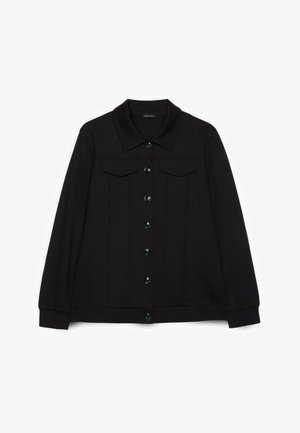 Sort jakke med knapper, lange ærmer, en bred krave, to brystlommer med klapper og en lige kant.