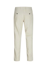 Pantalon beige à jambes droites avec passants de ceinture, deux poches passepoilées à boutons à l'arrière, et ourlet simple.