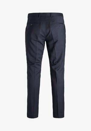 Dopasowane granatowe spodnie z gładkiego materiału, o slim fit, z dwiema tylnymi kieszeniami z zapięciem na guziki. Minimalistyczny design i czyste linie.