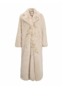 Lang, beige faux fur frakke med bred krave, trekvart ærmer og frontåbning, der har en blød, fluffy tekstur.