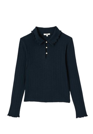 Polo bleu marine à manches longues côtelées avec col à volants, trois petits boutons blancs au niveau du col et poignets légèrement évasés.