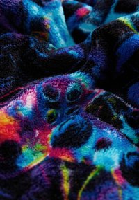 Tissu en polaire doux avec un motif galaxie coloré comprenant des étoiles et des planètes dans des teintes de bleu, violet, rose et noir.
