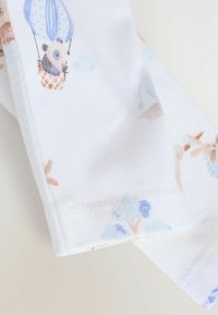 Witte stof met zachte pastel dierenprints, waaronder een panda in een blauwe luchtballon en lichtblauwe bomen, met gedetailleerde stiksels.