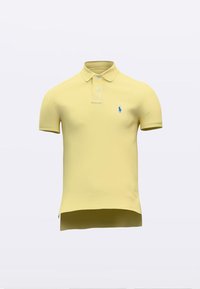 Polo tričko v svetložltej bavlne, krátke rukávy, zapínanie na tri gombíky, logo na ľavej strane na hrudi modrej farby, rovný spodný lem s bočnými rázporkami.