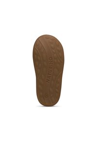Brązowa gumowa podeszwa buta z teksturowaną powierzchnią, featuring krzywe wzory i centralne logo. Zaprojektowana z myślą o przyczepności i komforcie.