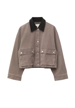 Orezaná hnedá bunda s čiernym golierom, zapínaná na gombíky, s dlhými rukávmi a dvoma veľkými prednými vreckami so záklopkami a gombíkmi.