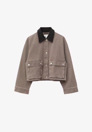 Veste marron coupée avec col noir, devant à boutons, manches longues et deux grandes poches à rabat avant avec boutons.