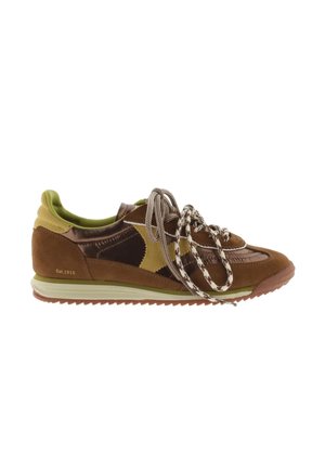 Scarpa da corsa marrone e verde con dettaglio stella beige, lacci decorati e testo "Est. 1915" sul tallone, vista laterale.