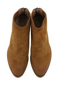 Stivali ankle in suede marrone con una texture liscia, punta affusolata e zip laterali per una facile vestibilità. Il materiale superiore copre il piede in modo sicuro.