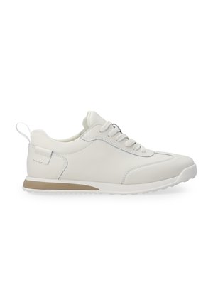 Hvide sneakers lavet af glat læder, med et minimalistisk design, snørebånd foran og en subtil brun accent på sålen.