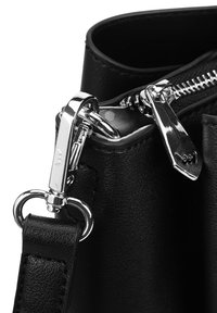 Schwarze Lederhandtasche mit Reißverschluss, silberfarbener Hardware und einer strukturierten Oberfläche. Enthält einen abnehmbaren Tragegurt und Metallverschlüsse.