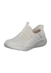 Sneaker bianco slip-on con tomaia in rete a maglia, lacci elastici e suola ammortizzata. Presenta una texture liscia e un design minimalista.