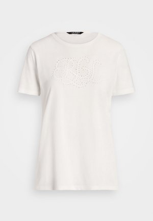 Hvid kortærmet t-shirt med rund hals og perforerede kursivbogstaver, der danner et dekorativt mønster på brystet.