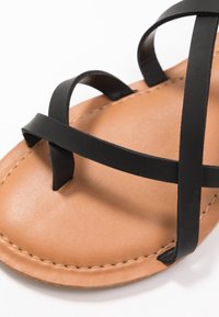 Call it Spring Sandaler m/ tåsplit - black