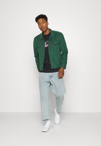 Levi's® TRUCKER JACKET - Casaco de ganga - pineneedle