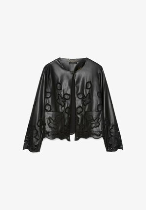 Schwarze Lederjacke mit floralen Cut-out-Mustern, Rundhalsausschnitt, vorderer Hakenverschluss, vorderen Taschen sowie gezacktem Saum und Ärmelbündchen.