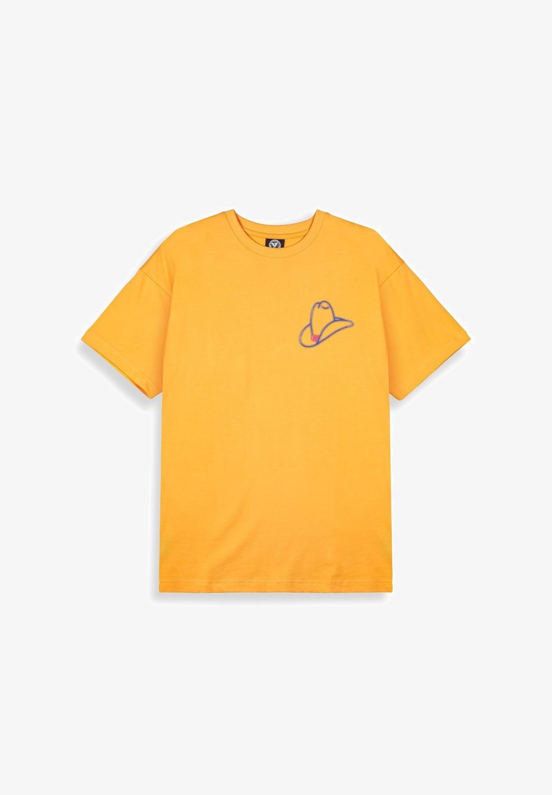 Camiseta de algodón amarilla con mangas cortas, cuello redondo y un pequeño logo bordado de sombrero vaquero en azul y rojo en el pecho.