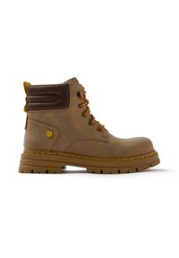 Bota de trabajo marrón de altura hasta el tobillo con collar acolchado, suela cosida en amarillo y cordones rojos y amarillos, mostrada de perfil sobre un fondo blanco.