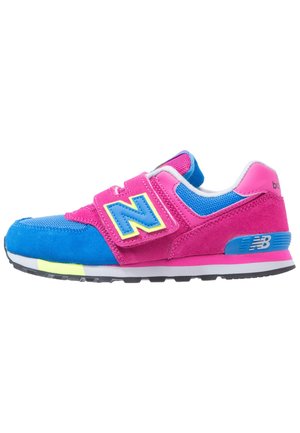 Scarpa da ginnastica per bambini in rosa e blu con strap in Velcro e accenti giallo neon, con il logo New Balance sul lato.