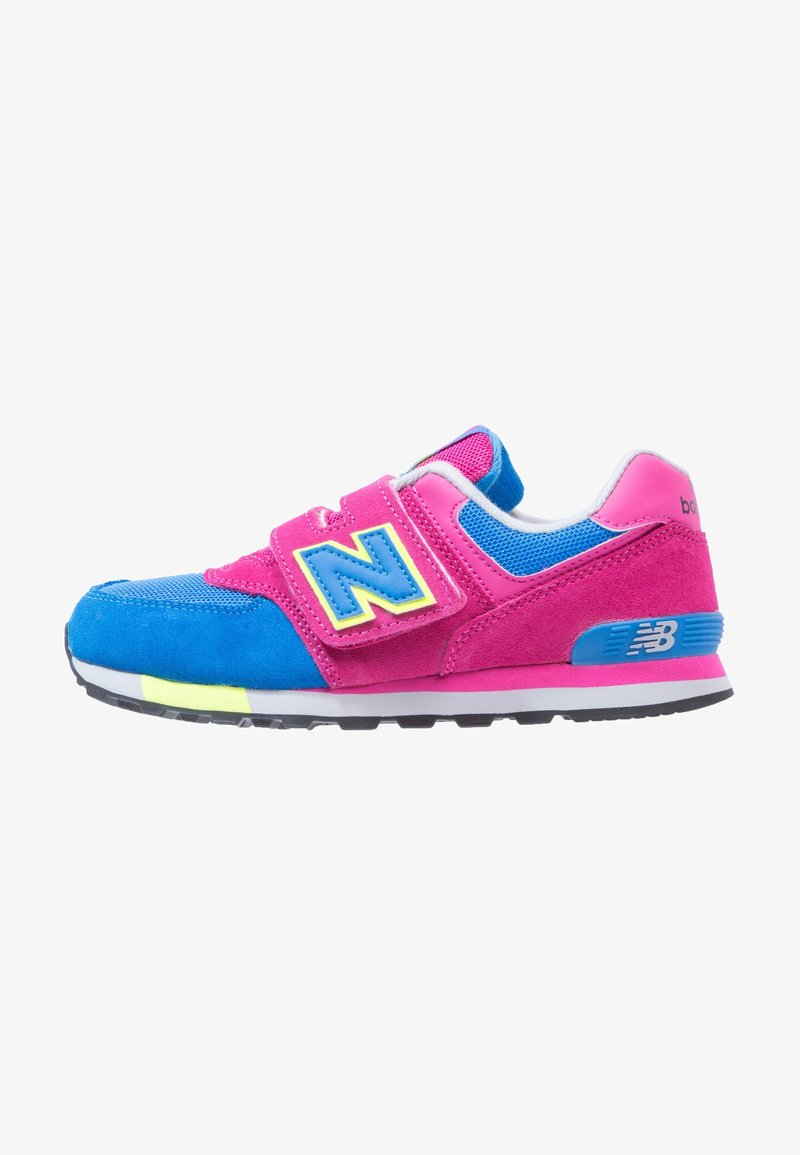 Baskets de sport pour enfants en rose et bleu avec une bride à scratch et des accents jaune néon, arborant le logo New Balance sur le côté.