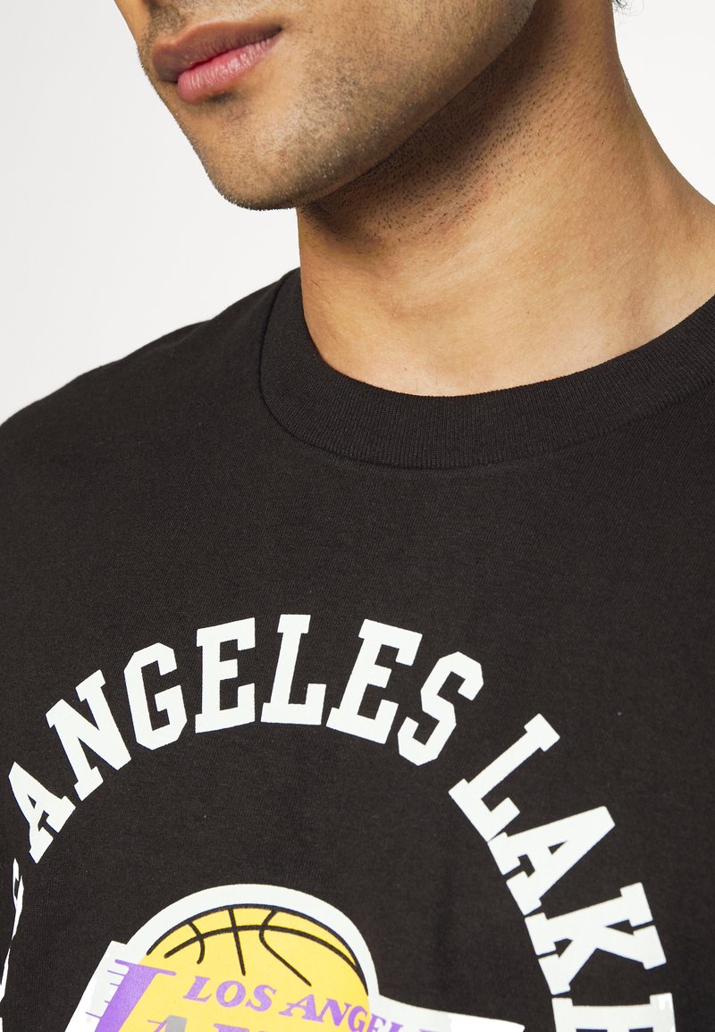 Herren Sportbekleidung | Mitchell & Ness NBA LOGO TEE LOS ANGELES LAKERS Vereinsmannschaften black/schwarz - TH97442 Herren Sportbekleidung | Mitchell & Ness NBA LOGO TEE LOS ANGELES LAKERS Vereinsmannschaften black/schwarz - TH97442