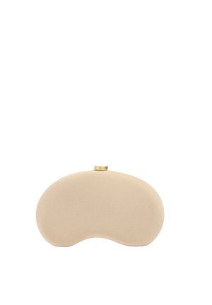 Beżowa torebka kopertówka w kształcie nerki o gładkiej fakturze z małym złotym zapięciem na górze na białym tle.