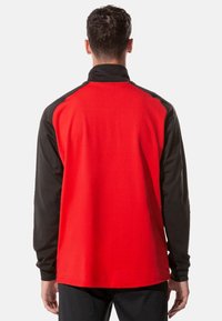 Rot und schwarz langärmliges Hemd mit kontrastierenden Ärmeln, hohem Kragen und glatter Textur. Keine sichtbaren Muster oder Hardware-Details.