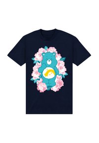 Navyblauwe T-shirt met een turkooise beerafbeelding omringd door roze rozen, met een gele en witte regenboog op de buik van de beer.