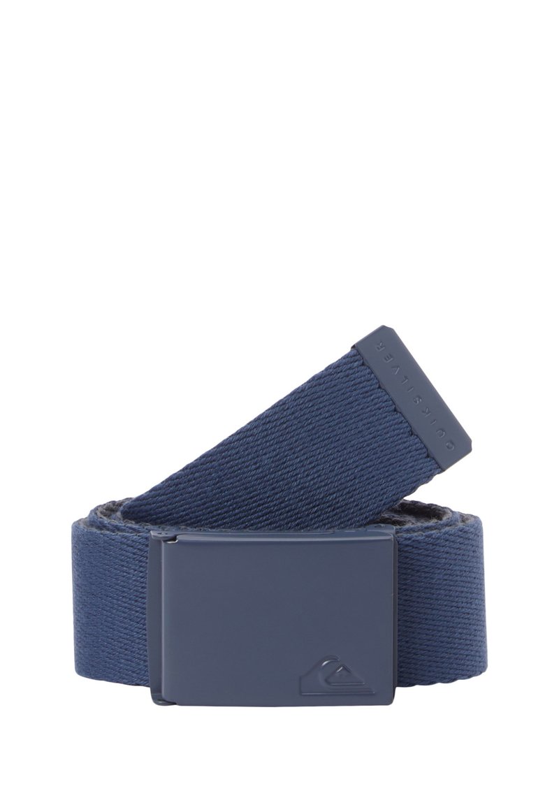 Námořnická modrá látková pásek se silnou obdélníkovou plastovou sponou. Vyznačuje se texturovaným tkaním a hladkým povrchem spony.