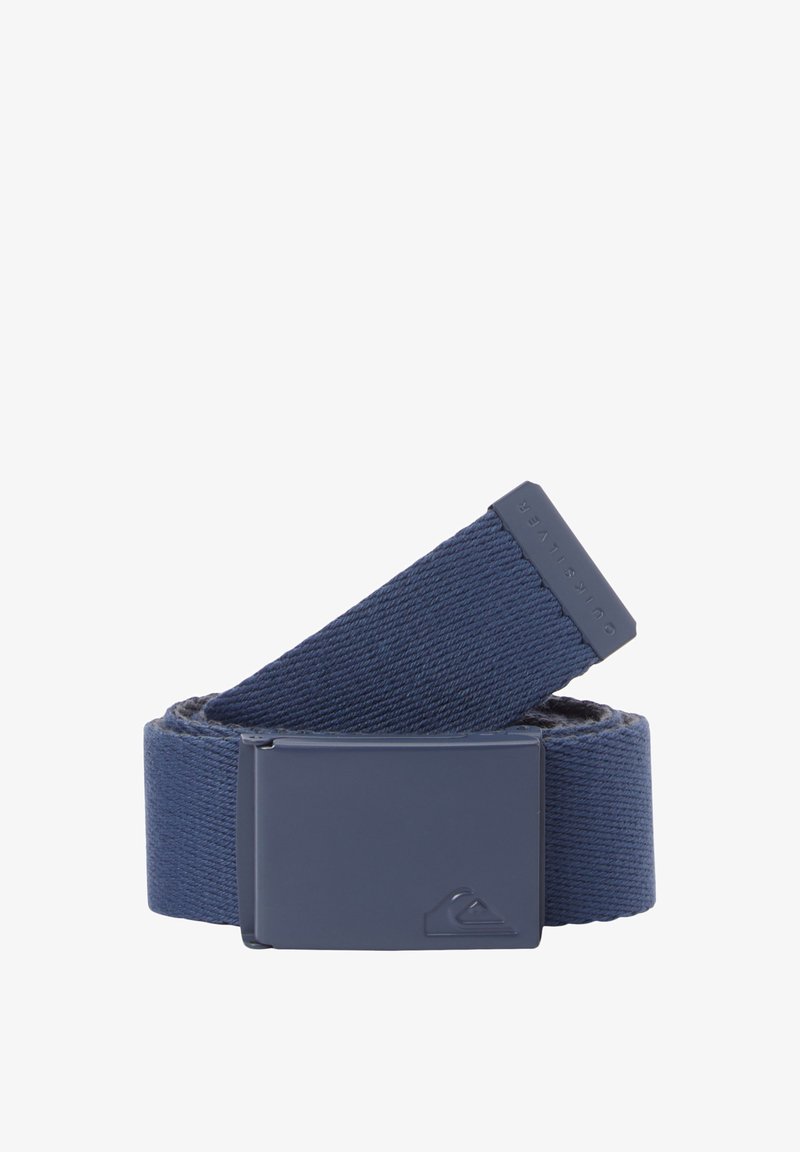 Námořnická modrá látková pásek se silnou obdélníkovou plastovou sponou. Vyznačuje se texturovaným tkaním a hladkým povrchem spony.