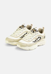 Sneaker crema e beige con dettagli a stampa leopardata, realizzati in un materiale sintetico testurizzato, design con lace-up e una suola spessa e decorata.