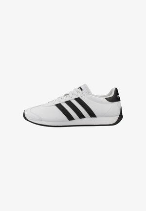 Baskets basses blanches avec des rayures noires, une languette de talon noire, des lacets blancs et une semelle en caoutchouc noire, vues de profil.