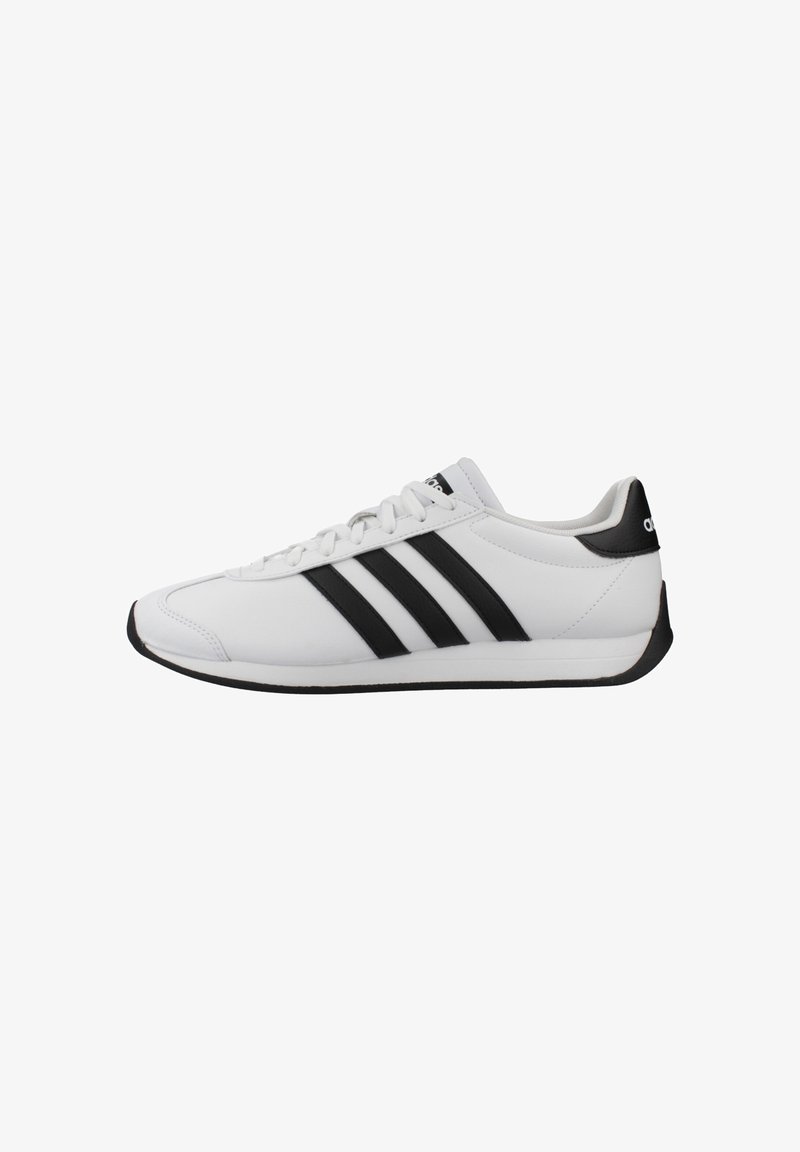 Baskets basses blanches avec des rayures noires, une languette de talon noire, des lacets blancs et une semelle en caoutchouc noire, vues de profil.