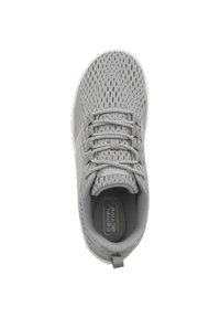 Grauer Sportschuh mit einem Obermaterial aus Mesh, runder Spitze und strukturierten Akzenten. Verfügt über Schnürsenkel, eine gepolsterte Innensohle und eine strapazierfähige weiße Sohle.