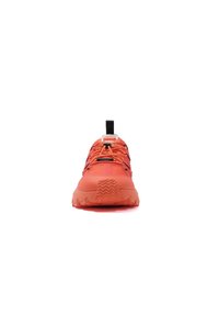 Jasnopomarańczowy but sportowy z teksturowaną gumową podeszwą, sznurowadłami i pętelką do ściągania. Posiada czarne akcenty oraz wyściełany kołnierz dla komfortu.