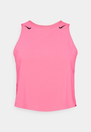 Haut de sport sans manches rose, en tissu doux, avec un col arrondi, présentant des accents noirs de swoosh Nike sur les épaules, coupe décontractée.