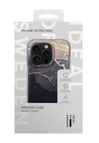 iPhone 16 Pro Max deksel med et marmorert mønster i mørke nyanser med gullfarger. Har slank design og er laget av beskyttende, resirkulerte materialer.