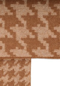 Brązowa i beżowa tkanina w wzór houndstooth z teksturowanym splotem, prezentująca miękki, ciepły wygląd oraz wyraźny geometryczny wzór.