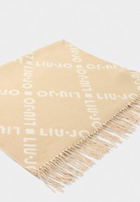 Sciarpa beige con strisce testurizzate, caratterizzata dal logo "LIU-JO" in un motivo ripetuto e rifinita con bordi a frangia.