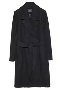 Abrigo negro, largo, con un diseño envolvente, grandes solapas y un cinturón a juego. Hecho de tela texturizada, cuenta con mangas largas y un corte recto.