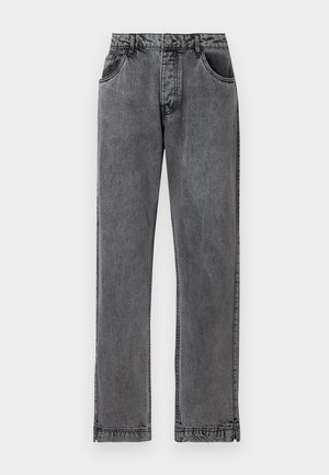 Jean en denim noir à jambe droite, doté de cinq poches, d'une fermeture à bouton et de détails de couture subtils sur les coutures.