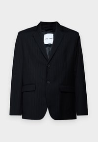 Schwarze Nadelstreifen-Anzugjacke mit klassischem Revers, Zwei-Knopf-Verschluss und zwei Fronttaschen. Glattes Innenfutter.