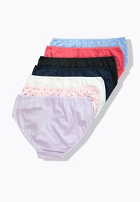 Sieben Paare Damenunterwäsche in verschiedenen Farben: Lavendel, hellblau mit Herzen, pink, schwarz, marineblau, weiß und hellpink mit Herzen.