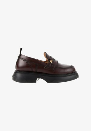 Mocassin en cuir marron foncé avec semelle noire épaisse, petit logo doré sur la bride et languette au talon, vu de côté.