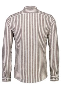 Camisa de manga larga en rayas verticales marrones y blancas, mezcla de algodón y lino, con un cuello slim y puños abotonados.