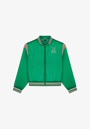 Chaqueta bomber verde con textura brillante, acentos beige en los hombros y puños de canalé a rayas. Cuenta con cremallera frontal y logo bordado.