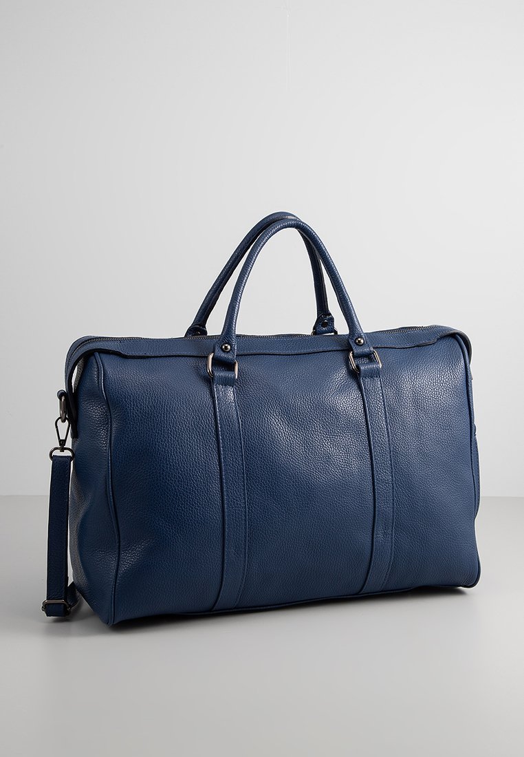 Blaues Leder-Dufflebag mit strukturierter Oberfläche, doppelten oberen Griffen, verstellbarem Schultergurt und Reißverschluss. Minimalistisches Design, geräumiges Innenleben.